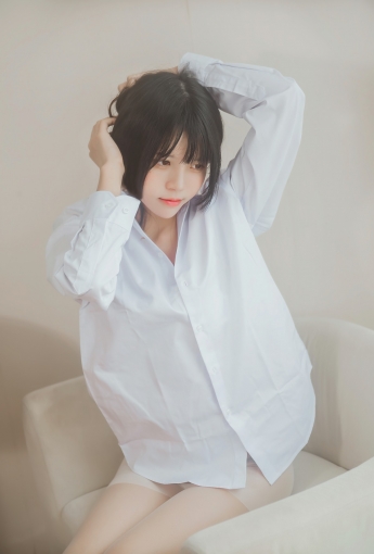 萝莉风COS 桜桃喵 – 白衬衫散发 - COSPLAY
