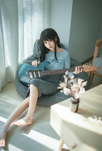 三無人型 - 吉他妹妹【24P】 - 網絡美女