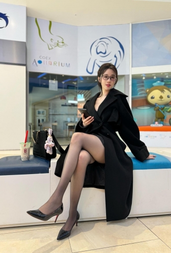 軒子巨二兔 – NO.026 黑絲女老闆 [16P] - [秀人套图]