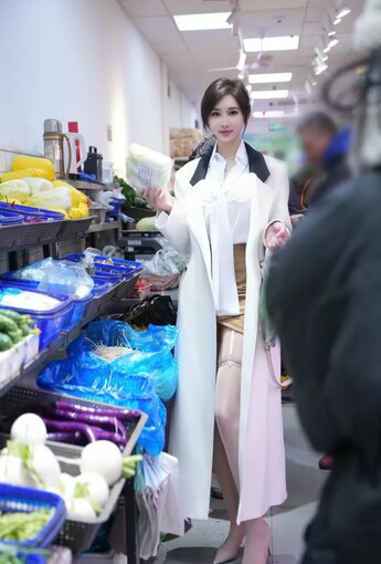 XiuRen 秀人 No.N263 周妍希街拍市场ol高跟 - [新秀人套圖] [97P]